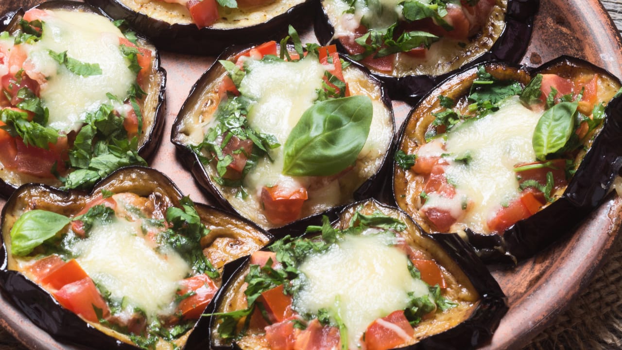 Low-carb eggplant pizza